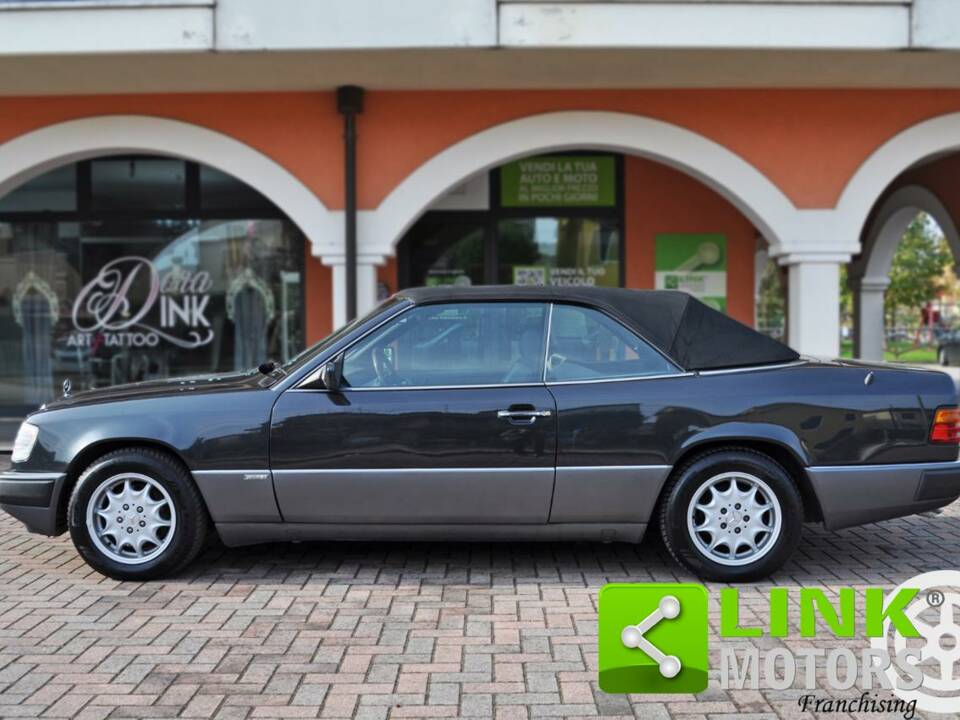 Imagen 2/4 de Mercedes-Benz 300 CE-24 (1993)