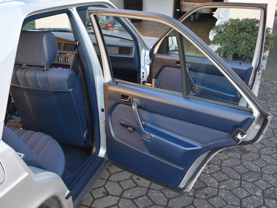 Image 16/18 of Mercedes-Benz 190 E 2.6 (1987)