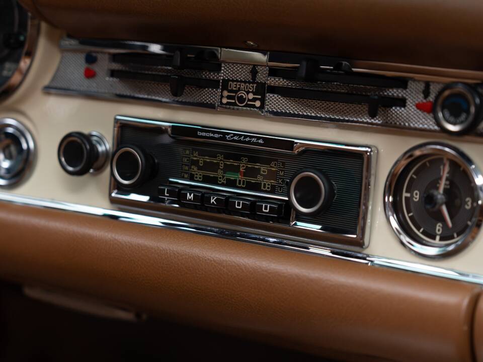 Image 30/41 of Mercedes-Benz 280 SL (1969)