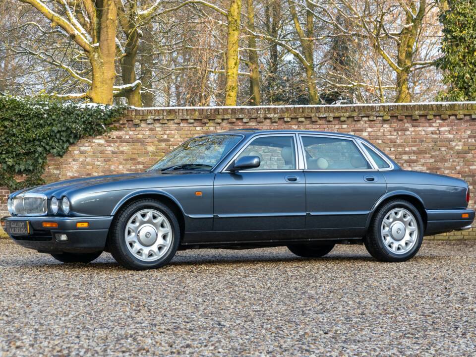 Image 16/50 of Jaguar XJ 6 4.0 Sovereign (1995)