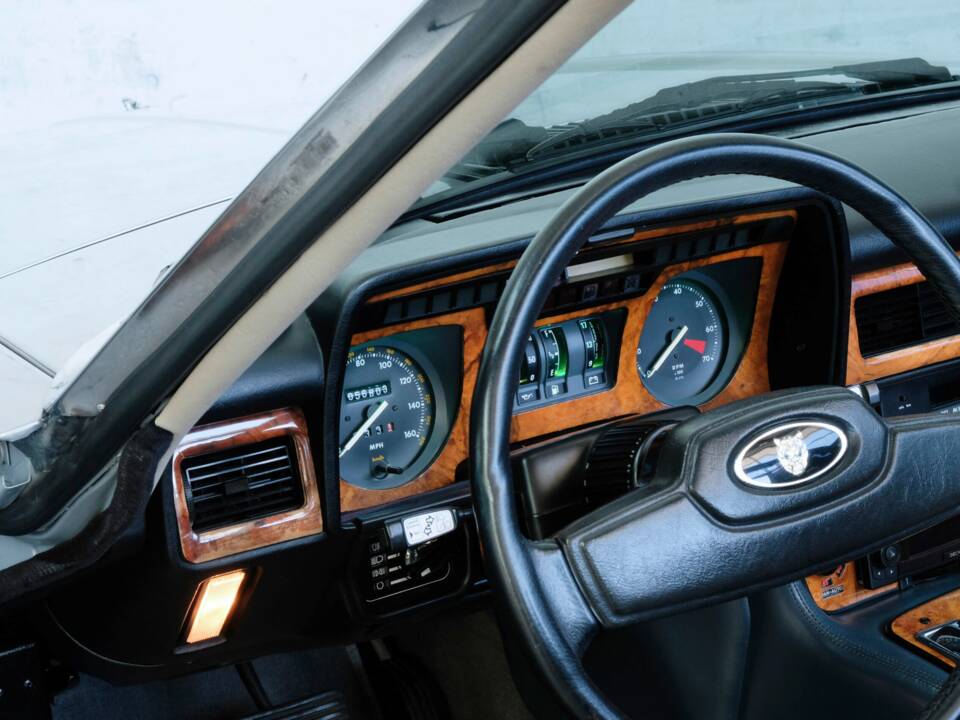 Image 15/47 of Jaguar XJ-SC 5.3 (1987)