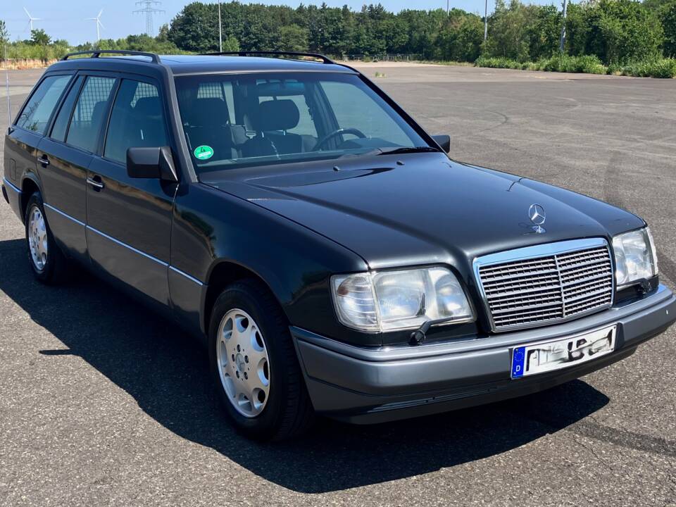 Bild 1/41 von Mercedes-Benz E 220 T (1995)