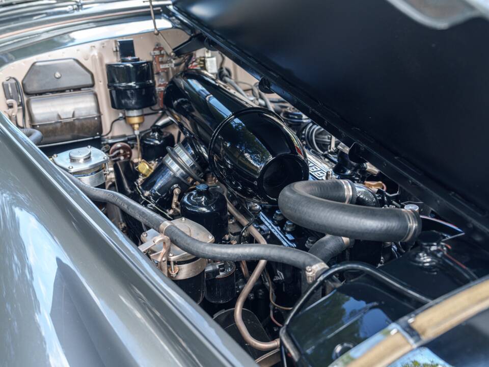 Bild 26/29 von Bentley S1 DHC Park Ward (1958)