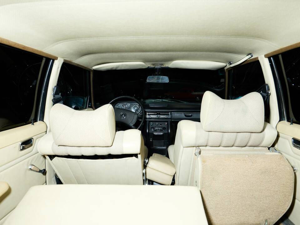 Image 17/64 of Mercedes-Benz 230/6 LWB (1976)