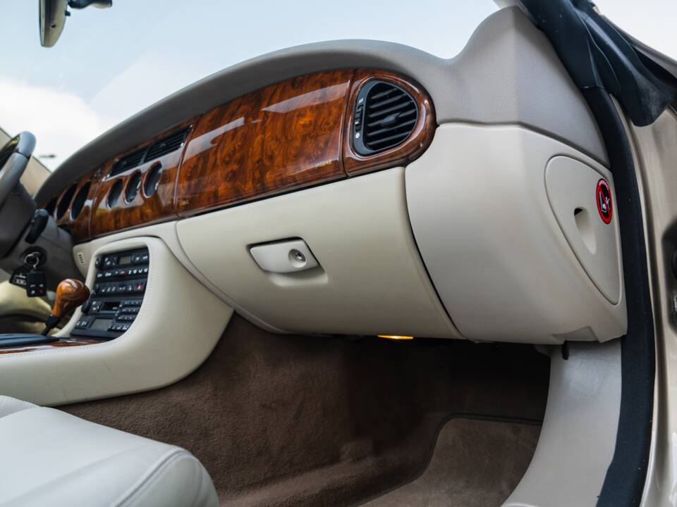 Image 42/91 de Jaguar XK8 4.0 (2000)