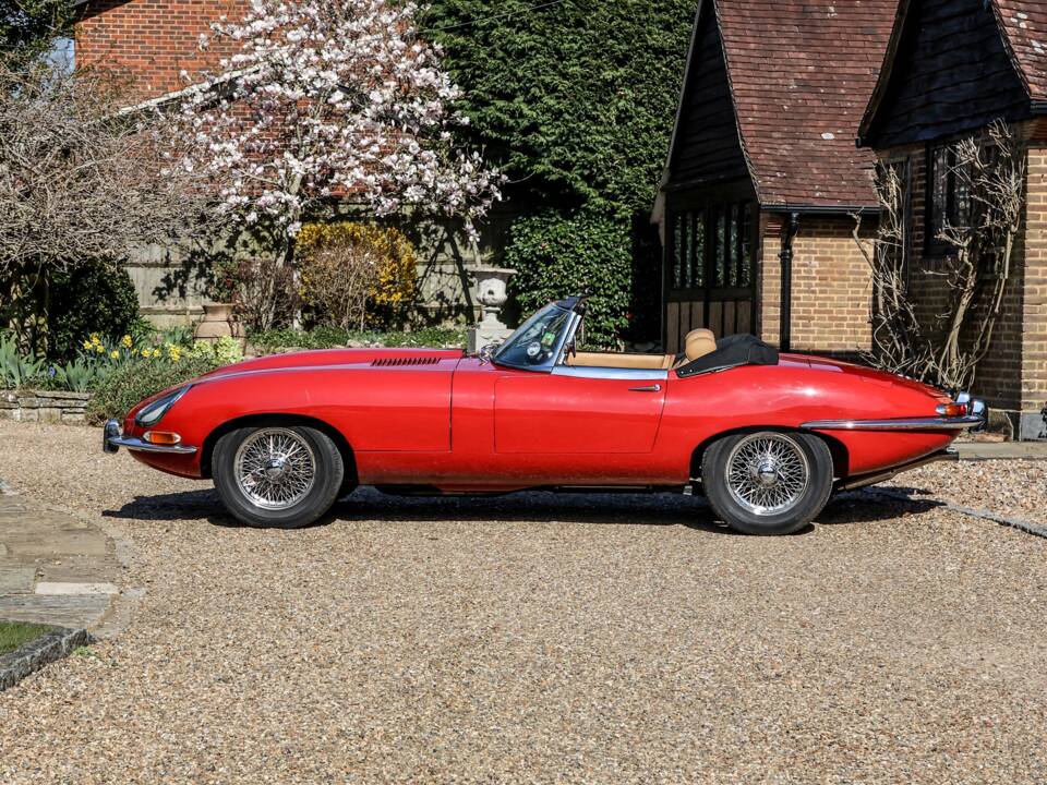 Image 17/27 of Jaguar E-Type (1968)