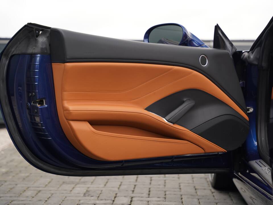 Bild 15/50 von Ferrari California T (2016)