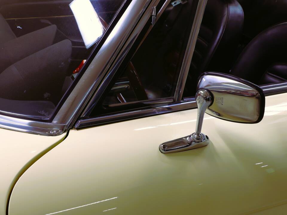 Image 9/25 of Alfa Romeo 2000 Spider Veloce (1982)