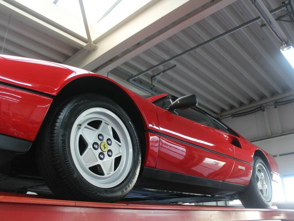 Image 18/50 of Ferrari 328 GTB (1989)