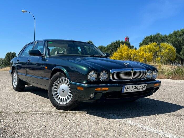 Image 1/7 of Jaguar XJ 8 Executive (1999)