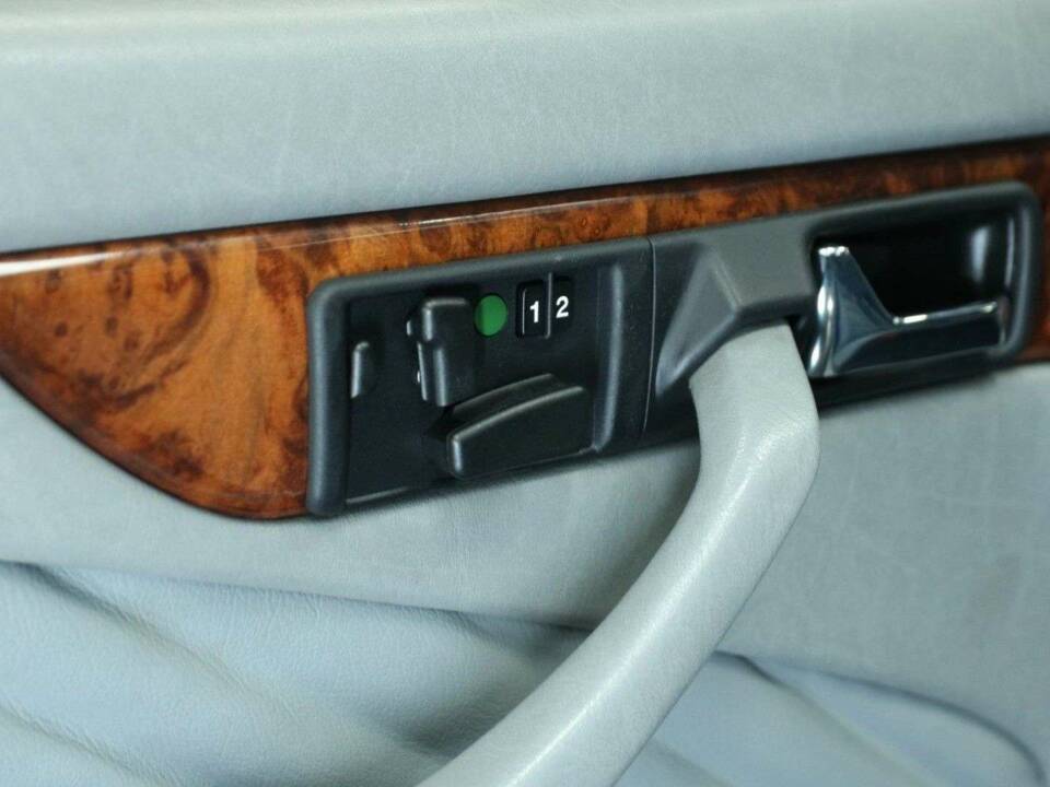 Afbeelding 11/50 van Mercedes-Benz 560 SEC (1991)