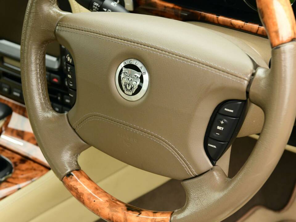 Image 44/50 of Jaguar XJ 8 4.2 (2008)