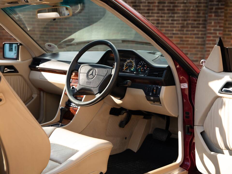 Bild 22/33 von Mercedes-Benz E 220 (1994)