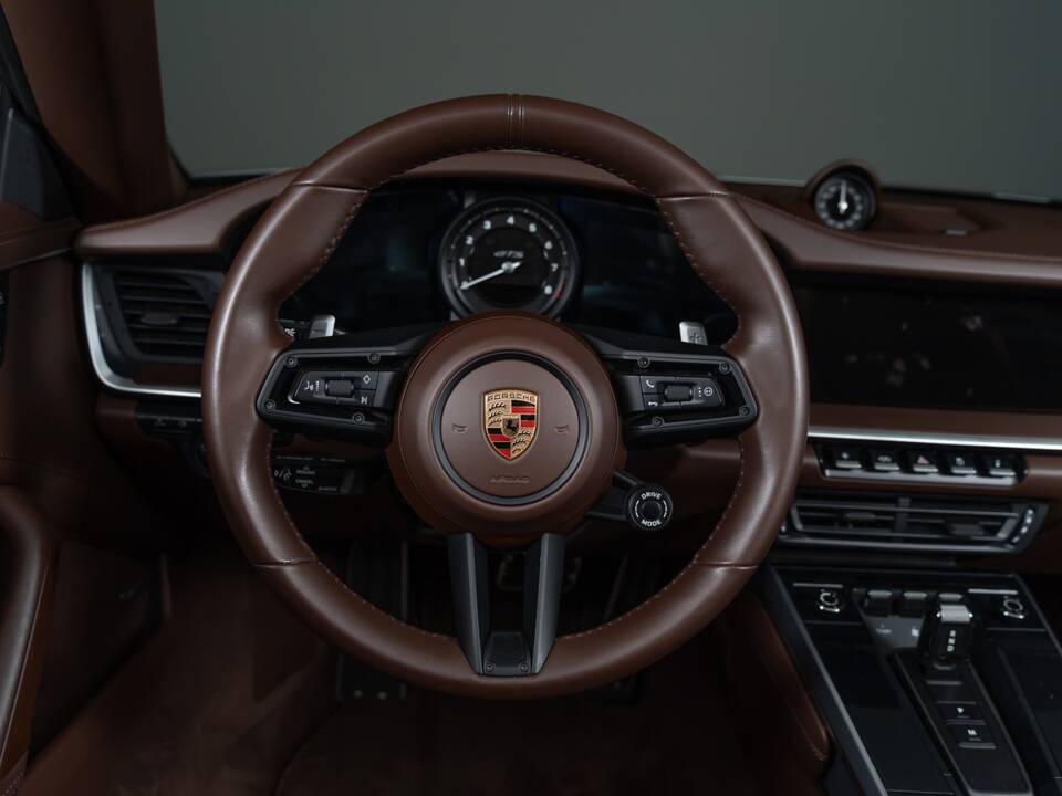 Image 22/31 de Porsche 911 Carrera 4 GTS (2024)
