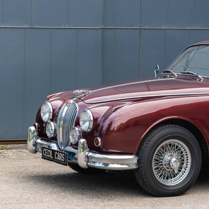 Image 3/49 of Jaguar Mk II 3.4 (1967)