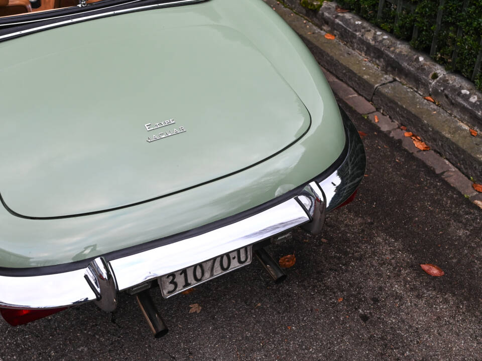 Image 16/60 de Jaguar E-Type (1970)