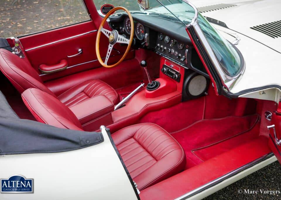 Image 30/45 of Jaguar Type E 4.2 (1966)