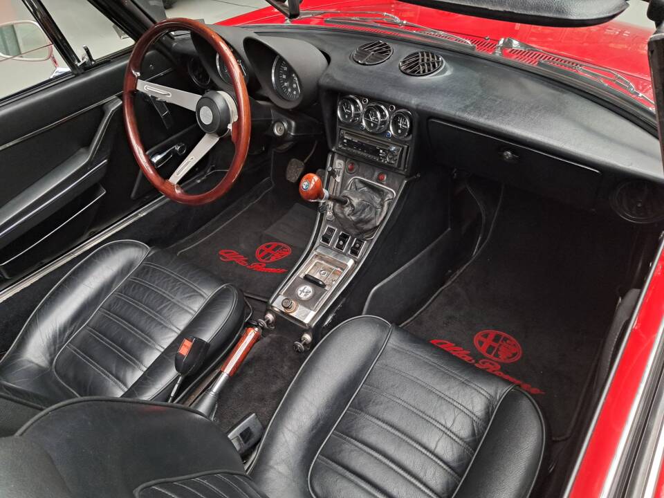 Image 3/38 of Alfa Romeo 2000 Spider Veloce (1978)