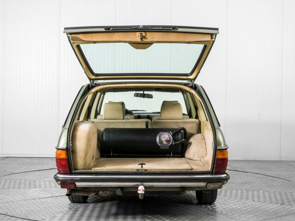 Afbeelding 42/50 van Mercedes-Benz 200 T (1982)