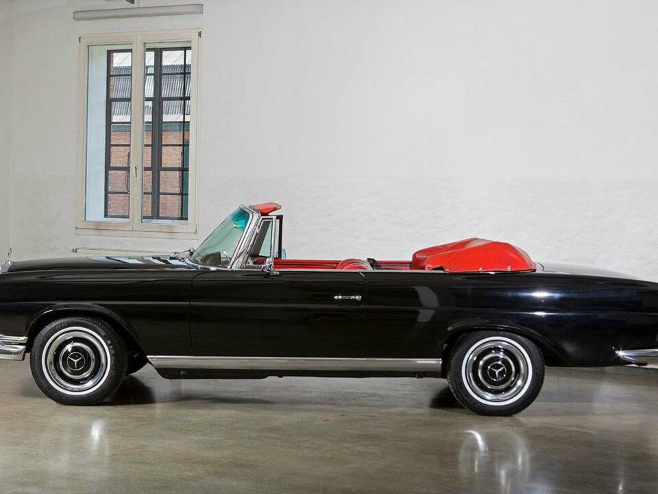 Image 4/34 of Mercedes-Benz 280 SE (1966)