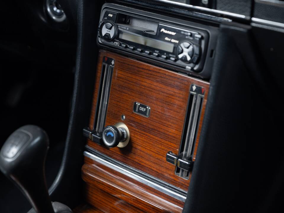 Image 15/38 of Mercedes-Benz 350 SL (1973)