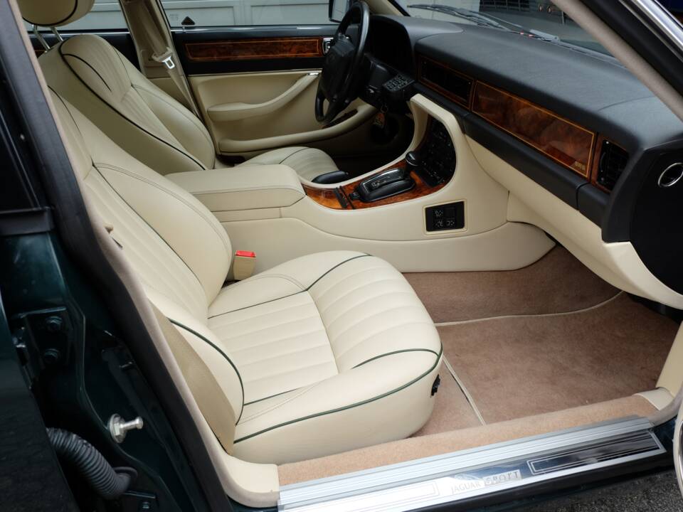 Image 29/77 de Jaguar XJ 40 (XJ-R) (1993)