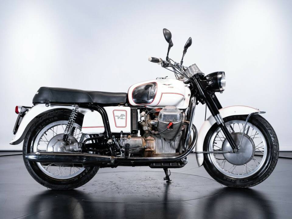 Immagine 6/30 di Moto Guzzi V 7 (1967)