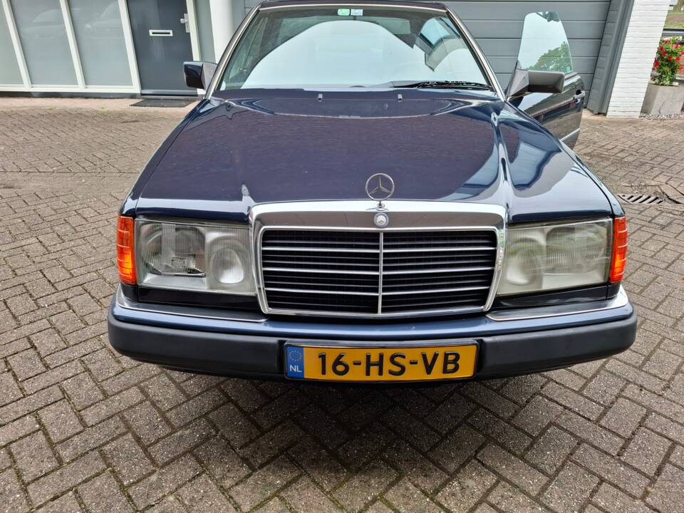 Immagine 2/14 di Mercedes-Benz 230 CE (1992)