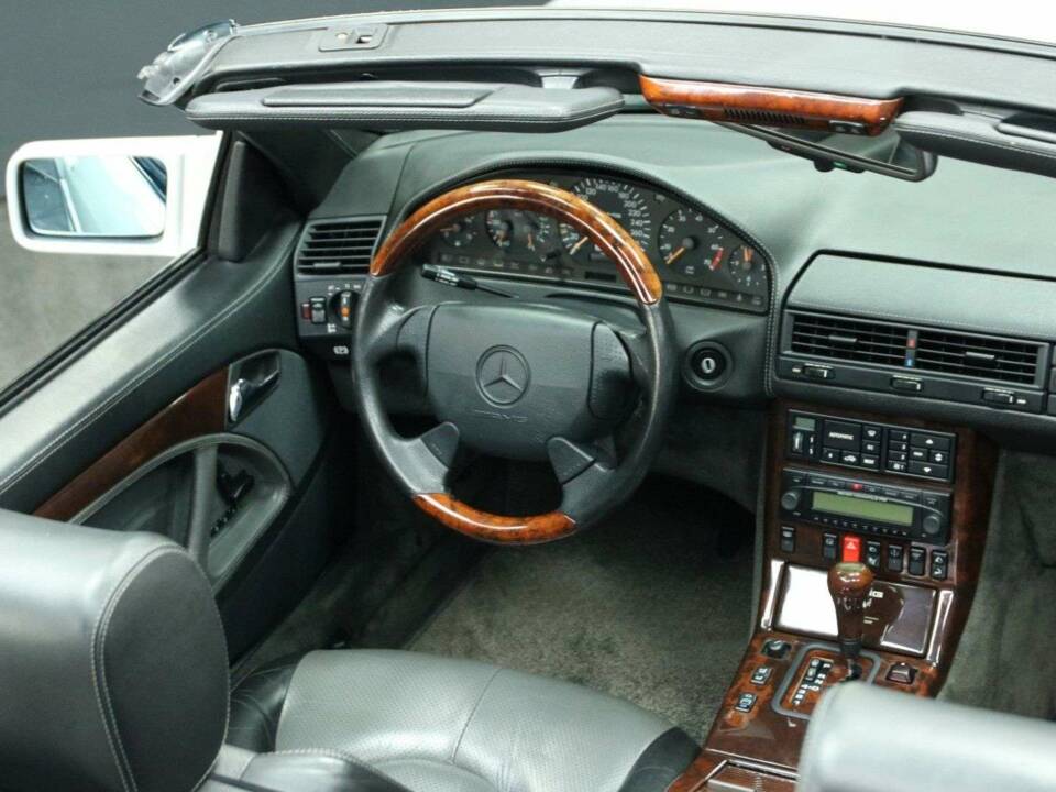 Image 16/30 of Mercedes-Benz SL 600 6.0 AMG (1996)