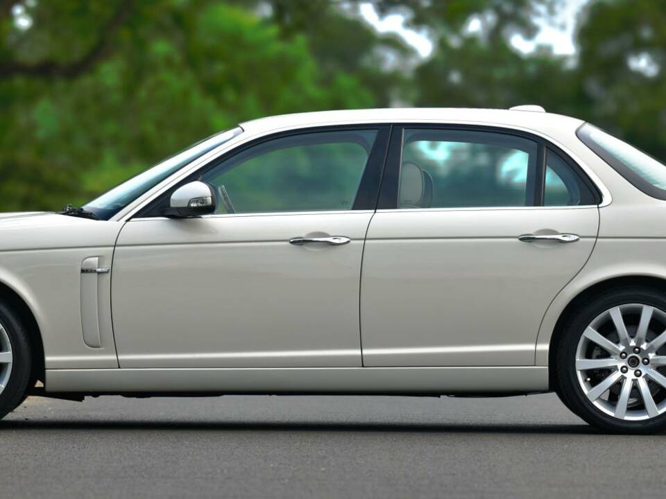 Image 15/50 of Jaguar XJ 8 4.2 (2008)