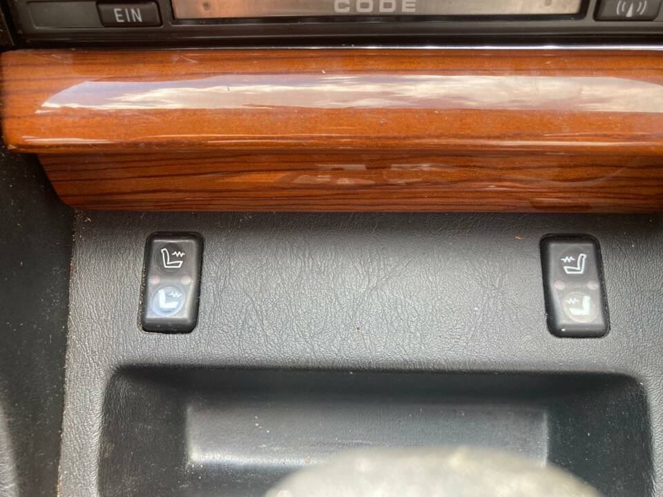 Image 30/43 of Mercedes-Benz 300 SE (1990)