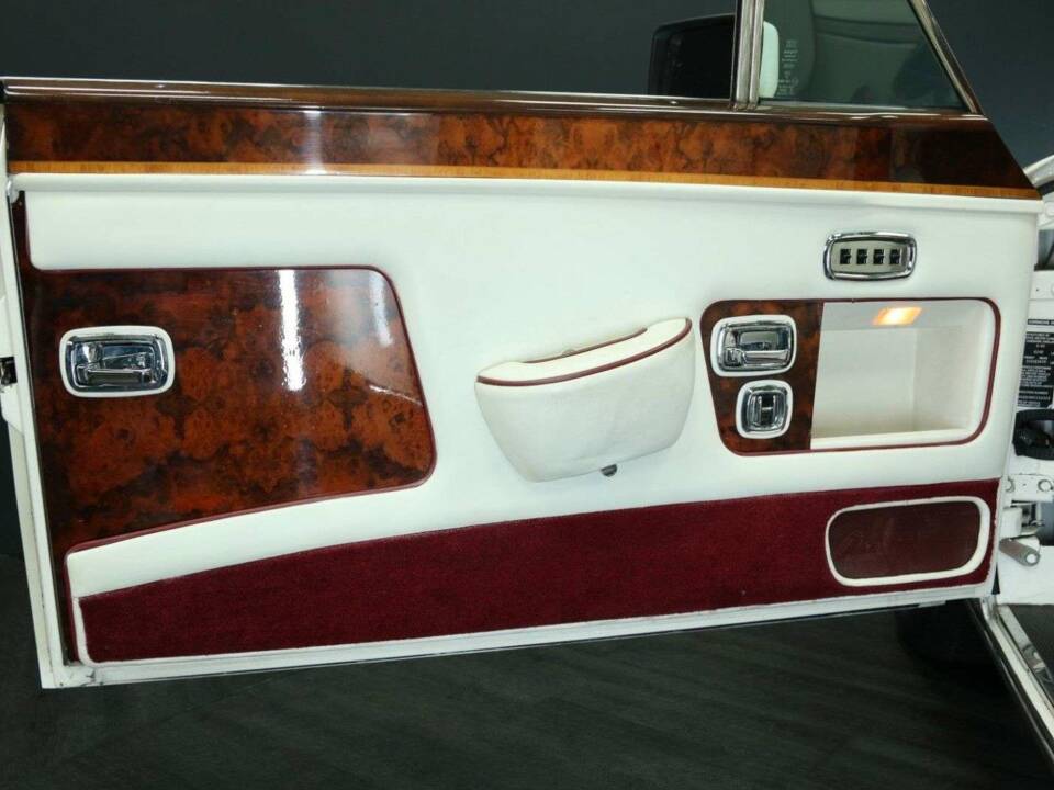 Image 9/50 of Rolls-Royce Corniche III (1991)