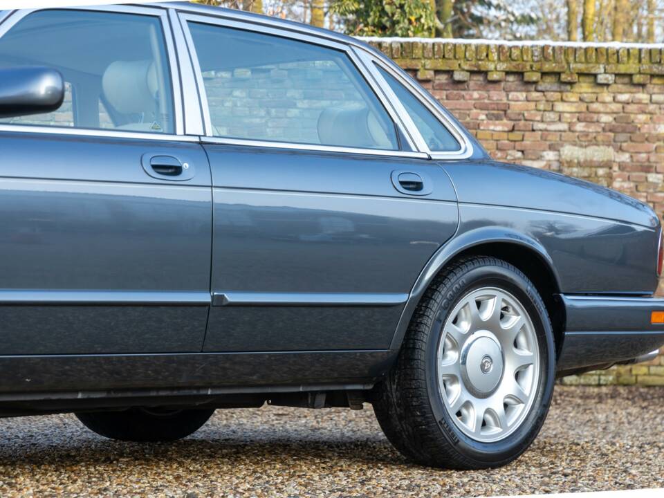 Image 47/50 of Jaguar XJ 6 4.0 Sovereign (1995)