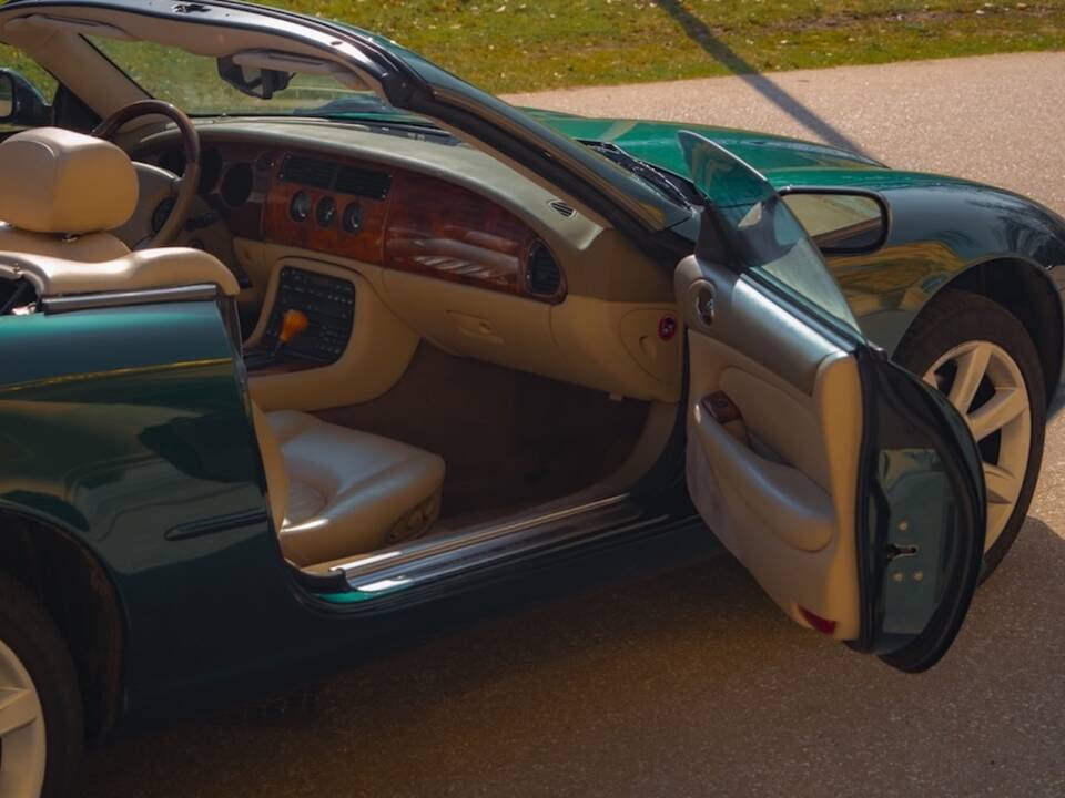 Image 30/49 of Jaguar XK8 4.2 (2003)