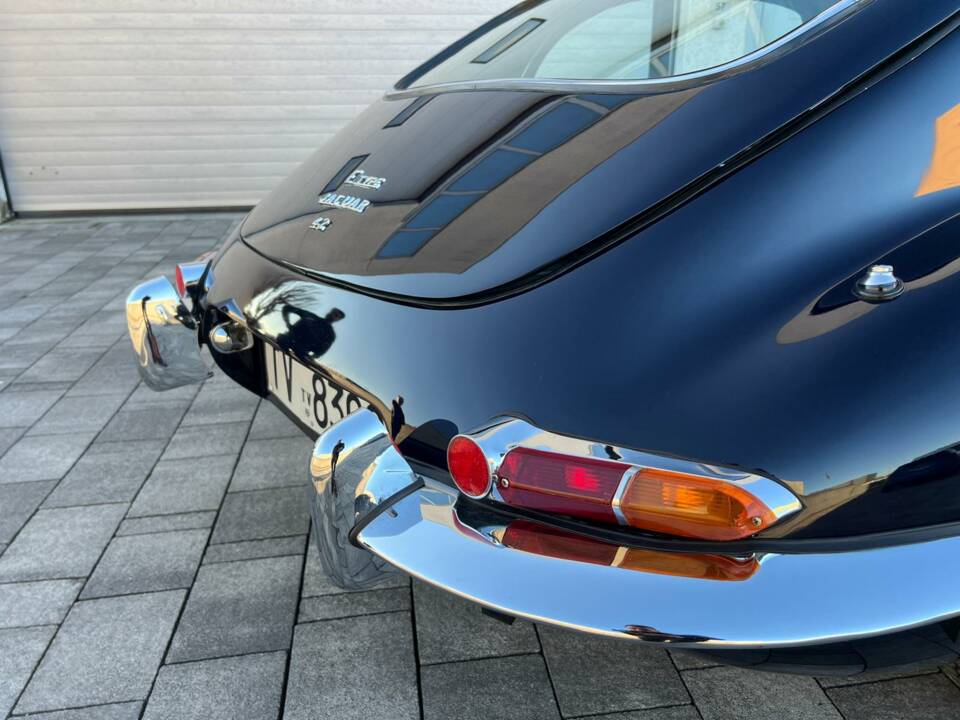 Image 4/33 of Jaguar E-Type 4.2 (1966)