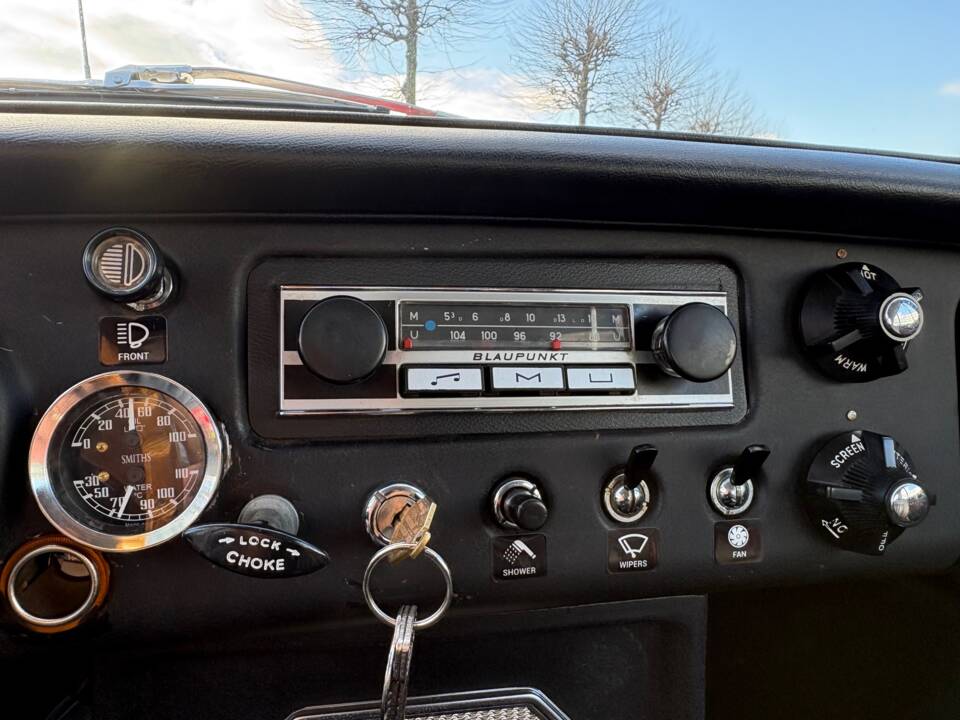 Image 7/23 of MG MGB GT (1968)