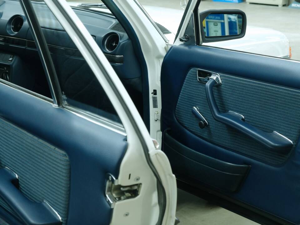 Bild 44/50 von Mercedes-Benz 230 (1977)