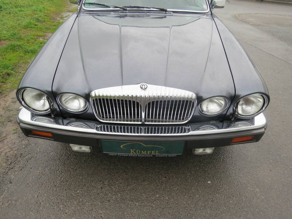 Image 8/30 of Daimler Double Six (1992)