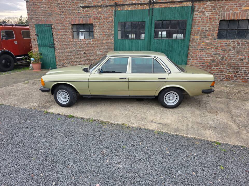 Image 10/73 of Mercedes-Benz 230 E (1985)