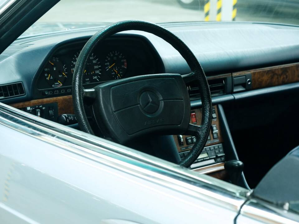 Image 21/50 of Mercedes-Benz 500 SEC (1982)