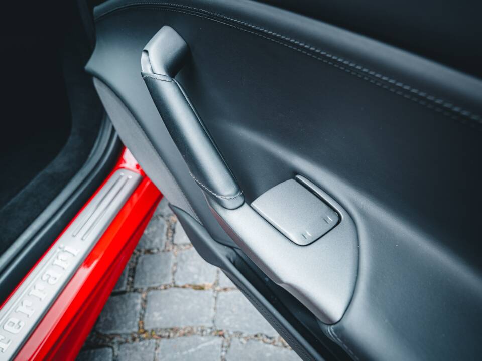 Image 39/56 of Ferrari 488 GTB (2020)