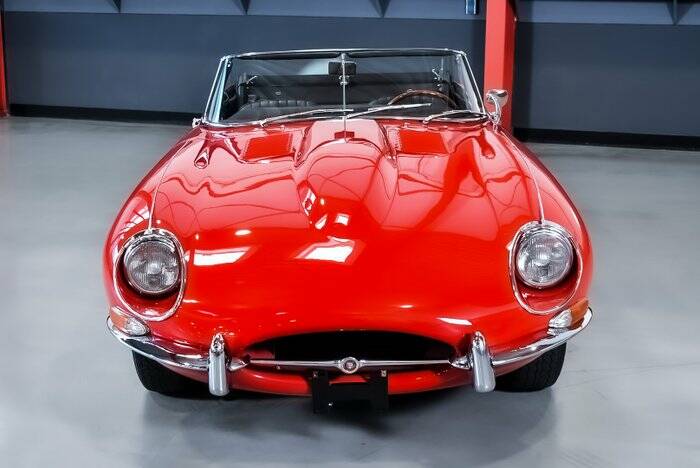 Image 2/7 de Jaguar E-Type (1968)