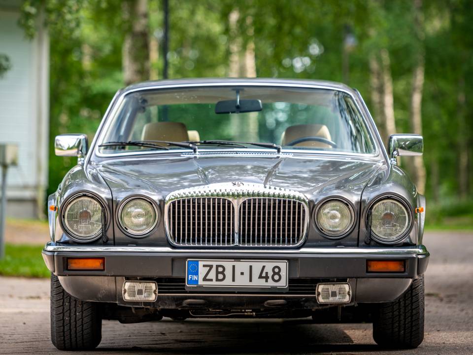 Image 8/42 of Daimler Double Six (1989)