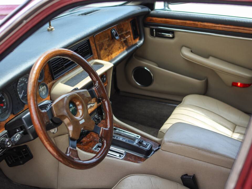 Image 11/44 of Jaguar XJ 12 (1990)