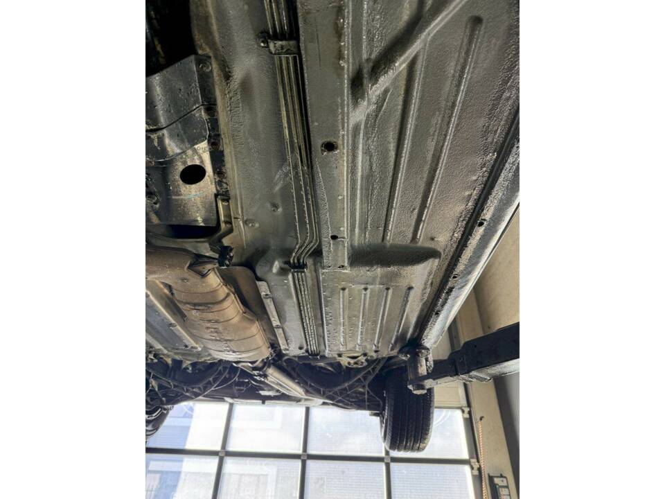 Image 33/36 de Mercedes-Benz 560 SL (1988)