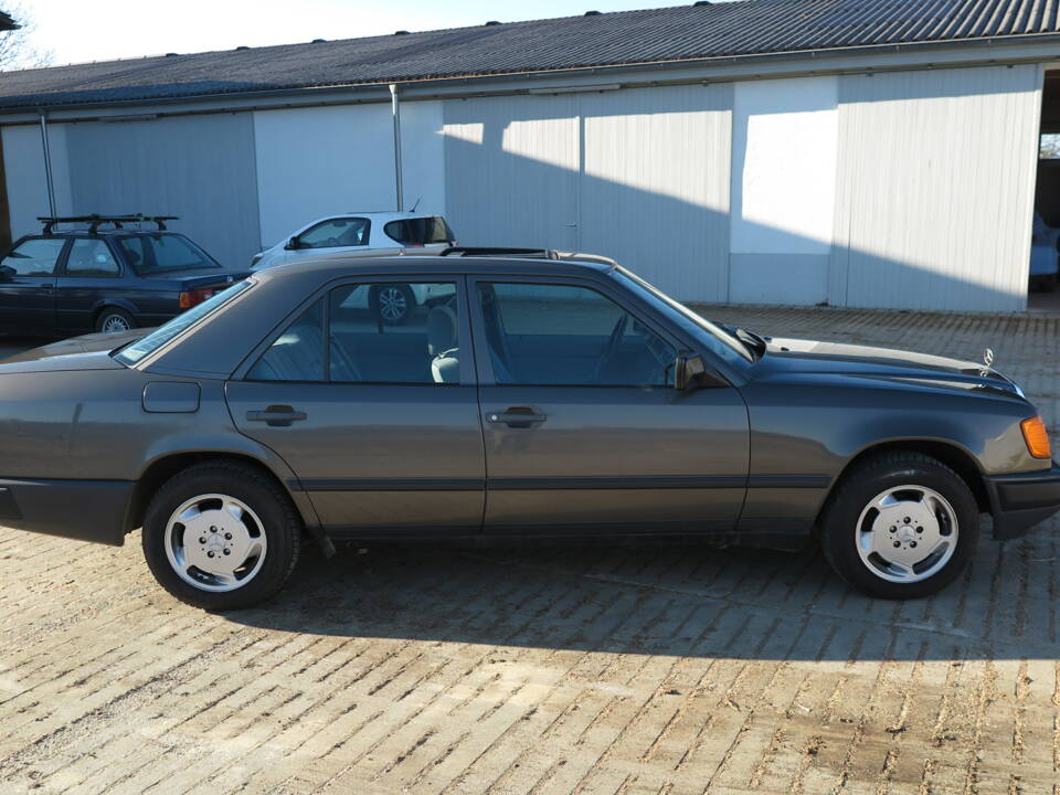 Imagen 40/92 de Mercedes-Benz 200 D (1989)