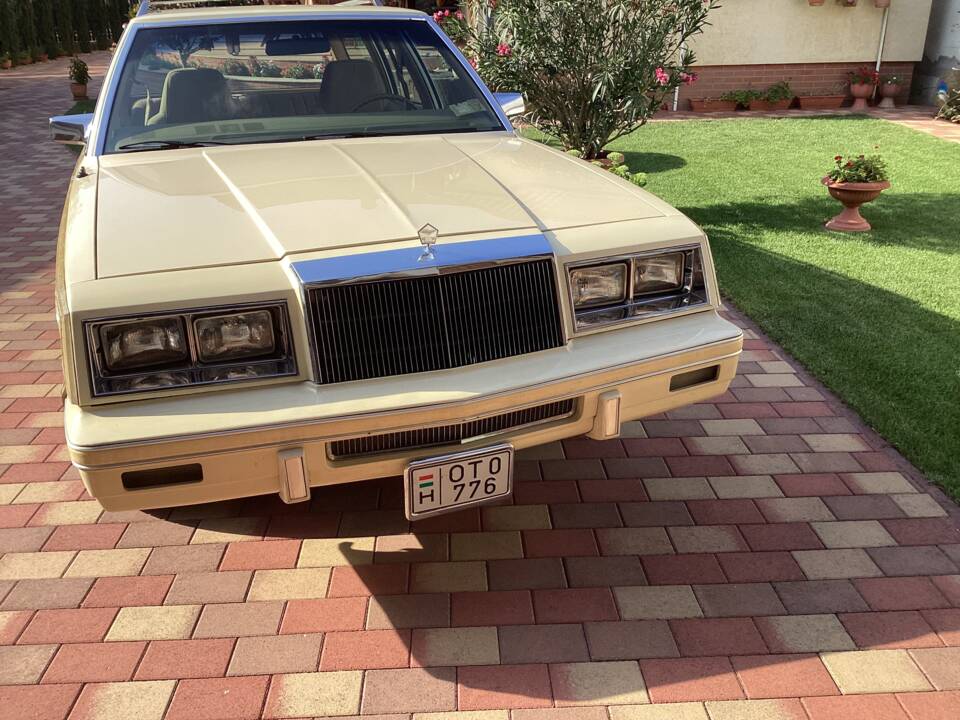 Afbeelding 2/4 van Chrysler Le Baron Town &amp; Country (1982)