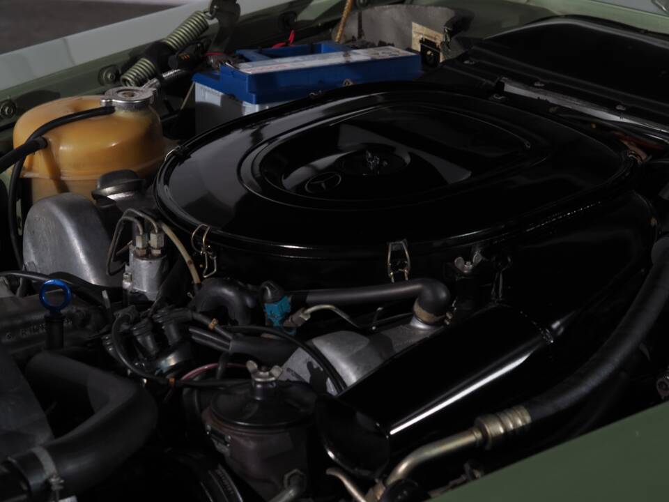 Image 24/66 of Mercedes-Benz 450 SLC (1977)