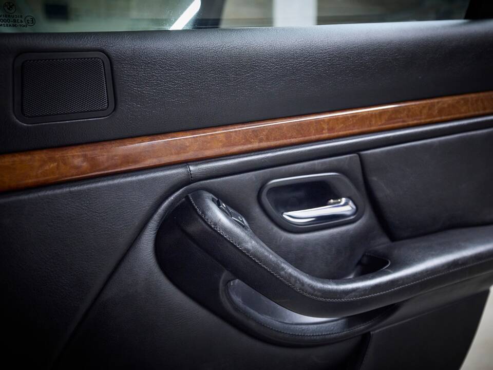 Image 58/99 of BMW M5 (2000)