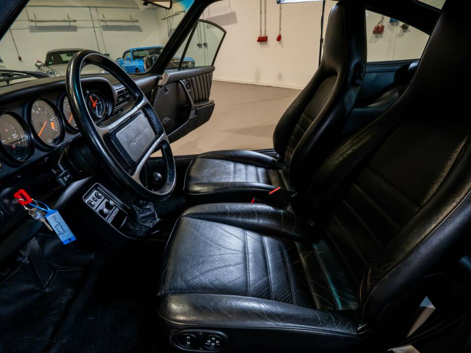 Image 24/38 of Porsche 911 Carrera 3.2 (1986)